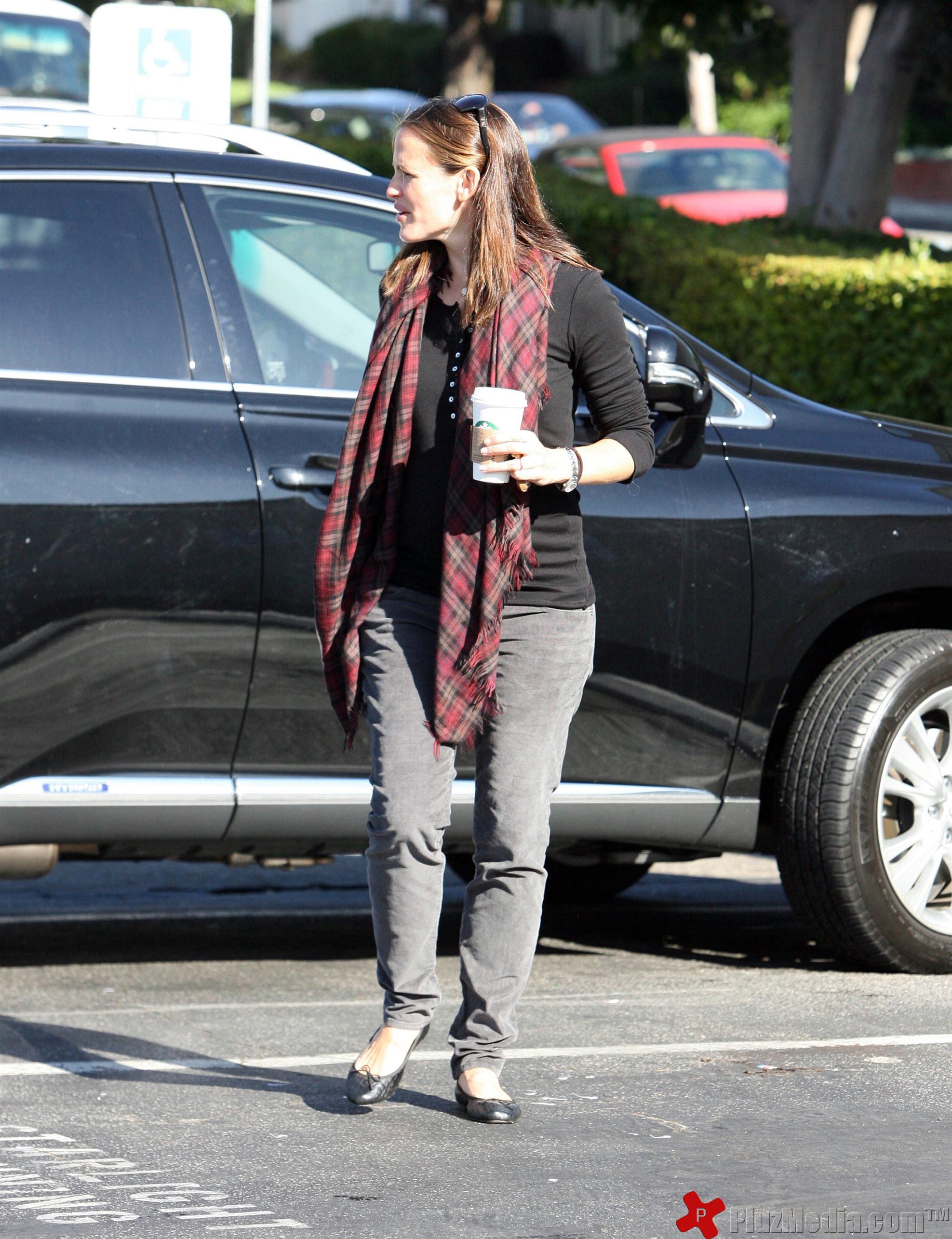 Jennifer Garner stops at Starbucks on her way to a hospital | Picture 93746